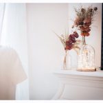 Detail_amenagement-showroom-cheminee-fleurs-vases-yvonne&celestine